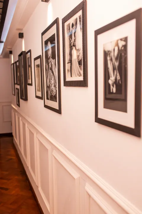 Quadros em preto e branco ao longo do corredor da galeria de arte