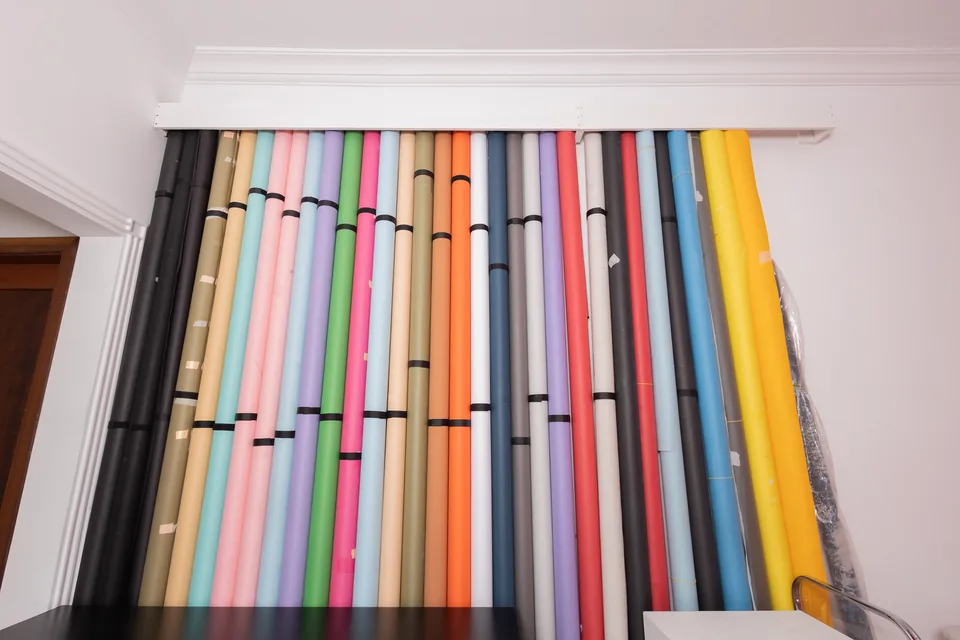 Rolos de fundo fotográfico em mais de 20 cores lado a lado